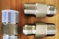 美制接頭需要與設備牢固連接才行